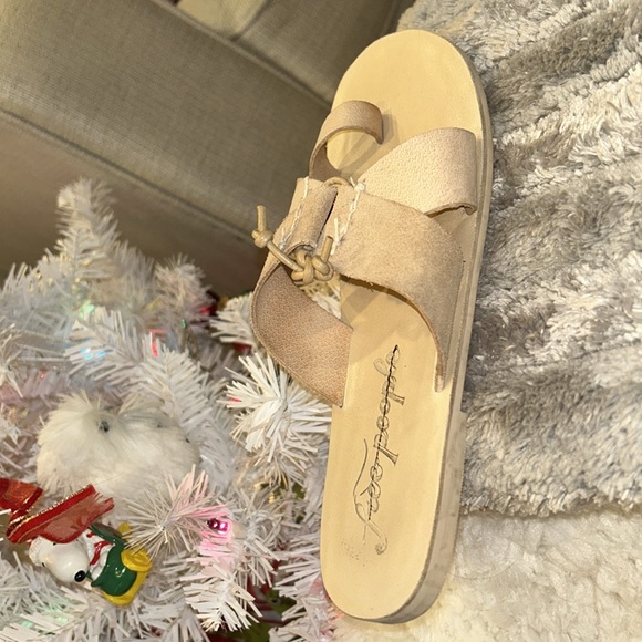 Leather light cream tan sandals with a tie that can be used to adjust width. - Picture 3 of 5